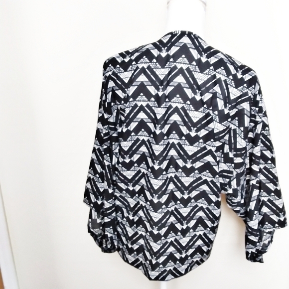 HeartSoul Tribal Kimono Black and White Medium - Picture 2 of 7